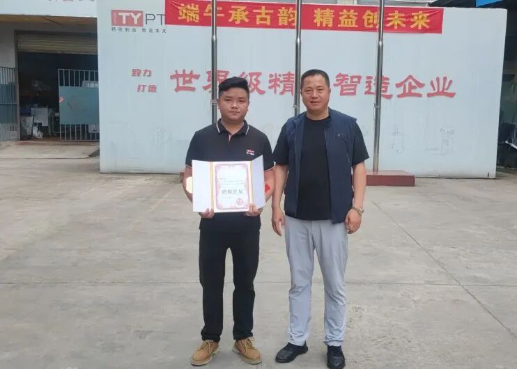 销售冠军李骏杰领奖